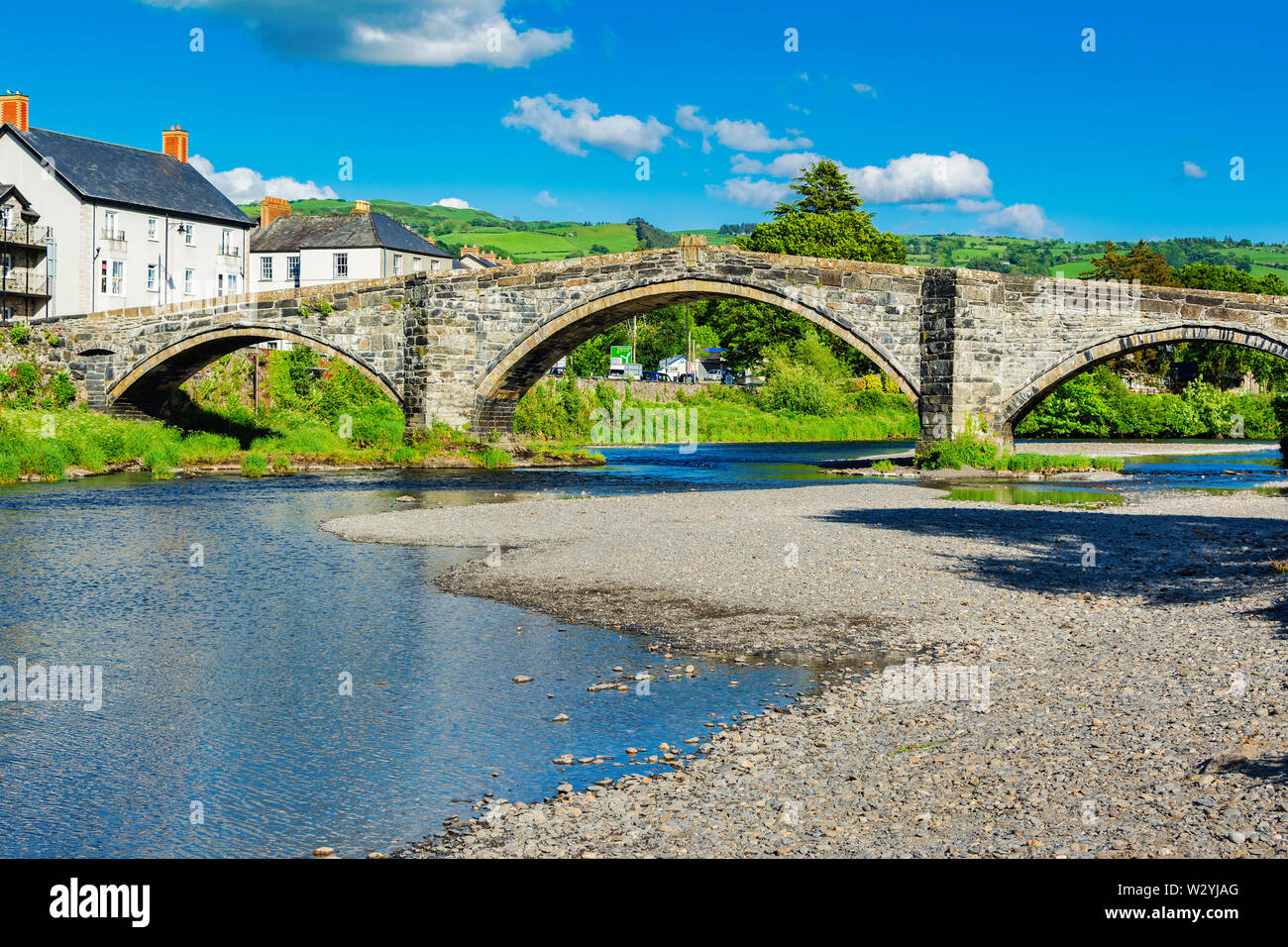 Brücke in Llanwrst, North Wales, Vereinigtes Königreich, mit Blick auf die Gebäude mit Blick auf den Fluss Conwy, selektiven Fokus Stockfoto