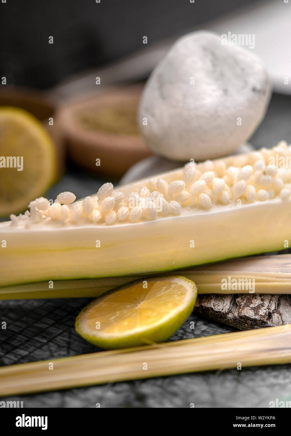 Green Papaya aus Thailand mit weißen papaya Samen Stockfoto