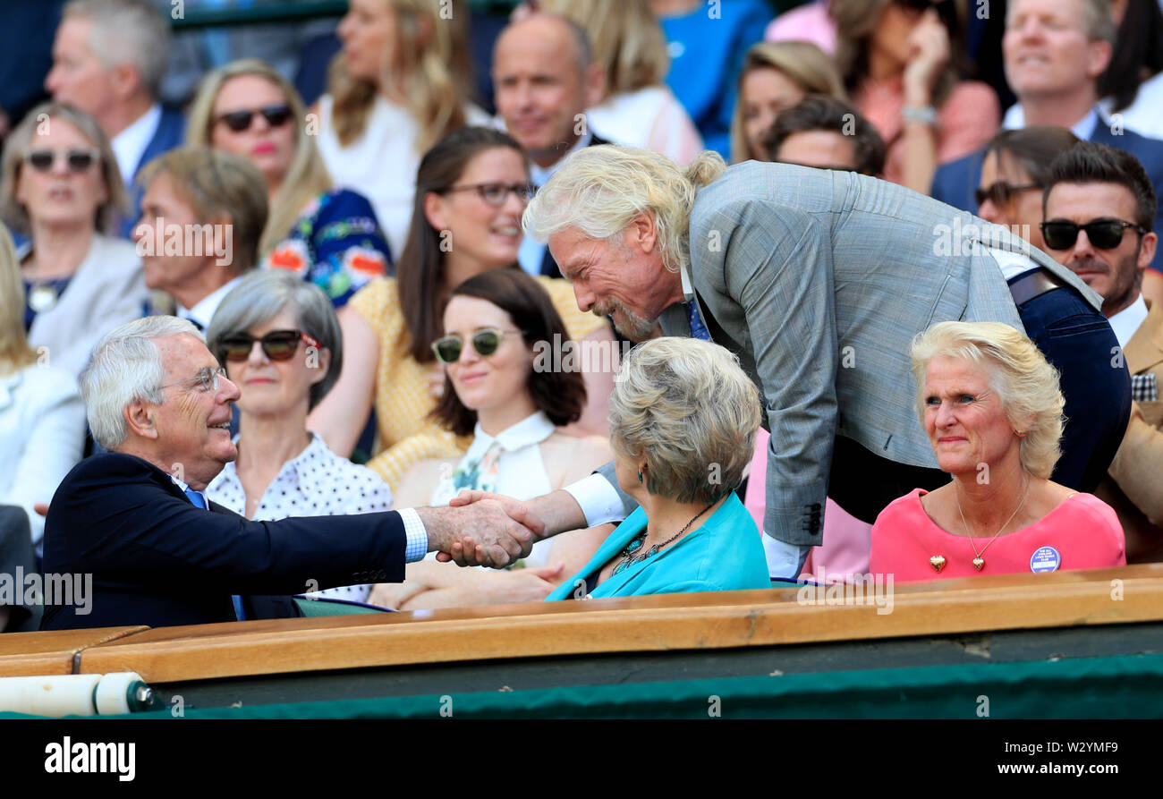 John Major schüttelt Hände mit Sir Richard Branson am Tag zehn der Wimbledon Championships in der All England Lawn Tennis und Croquet Club, Wimbledon. Stockfoto
