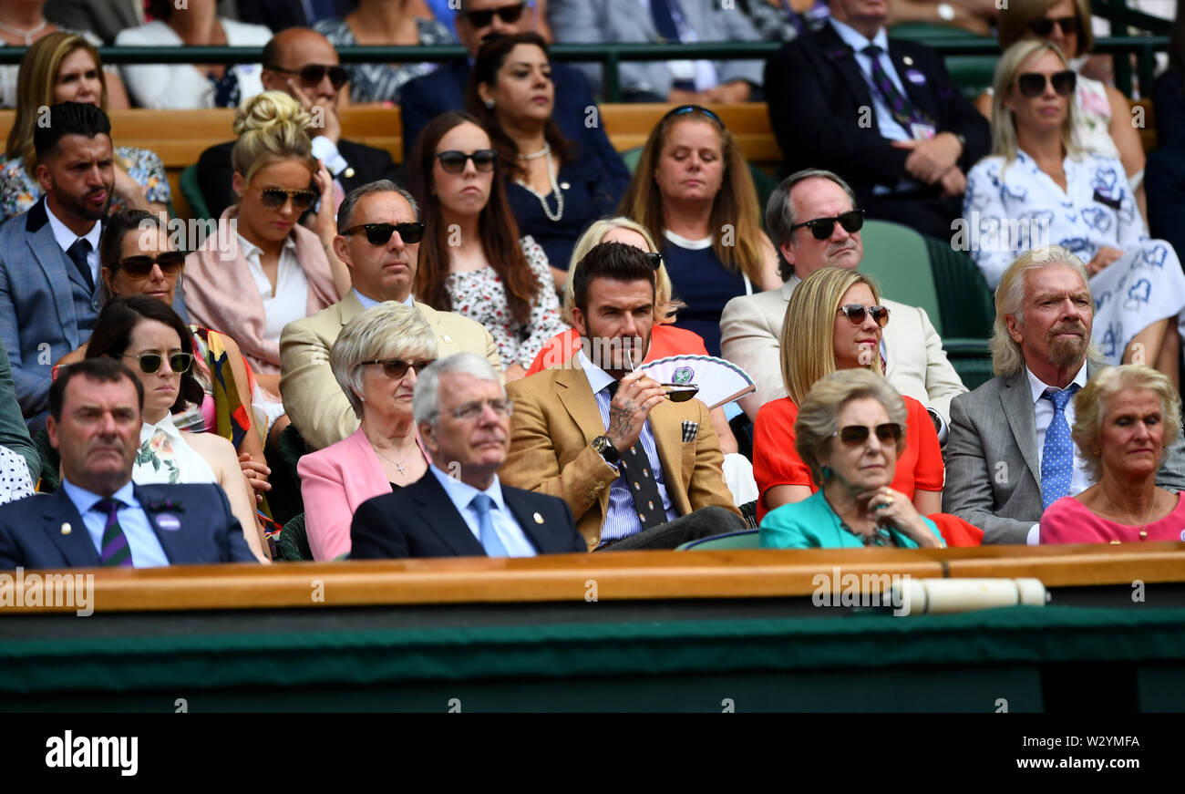 David Beckham, sitzt neben seiner Mama Sandra Beckham, Clair Foy (links) und Sir Richard Branson und Holly am Tag zehn der Wimbledon Championships in der All England Lawn Tennis und Croquet Club, Wimbledon. Stockfoto