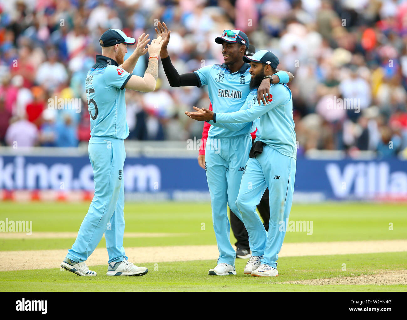 England's Ben schürt, Jofra Archer und Adil Rashid feiern den Wicket von Jason Behrendorff während der ICC World Cup, Halbfinale bei Edbaston, Birmingham. Stockfoto