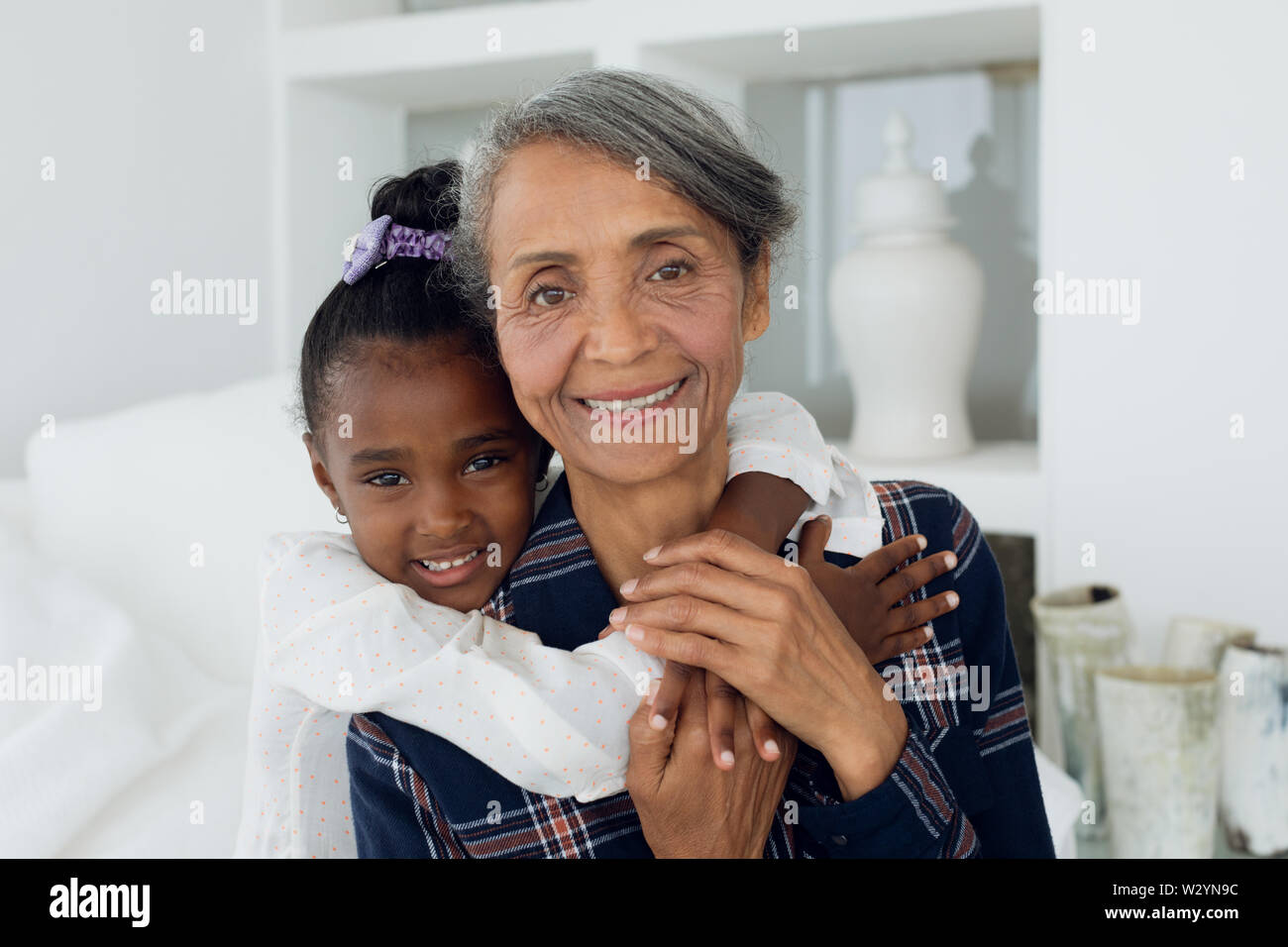 Großmutter und Enkelin lächelnd Stockfoto