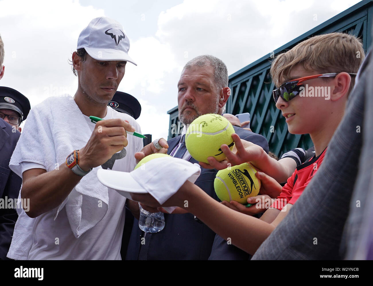 Rafa Nadal Blätter Hof 7 Nach dem Üben am Tag zehn der Wimbledon Championships in der All England Lawn Tennis und Croquet Club, London. Stockfoto