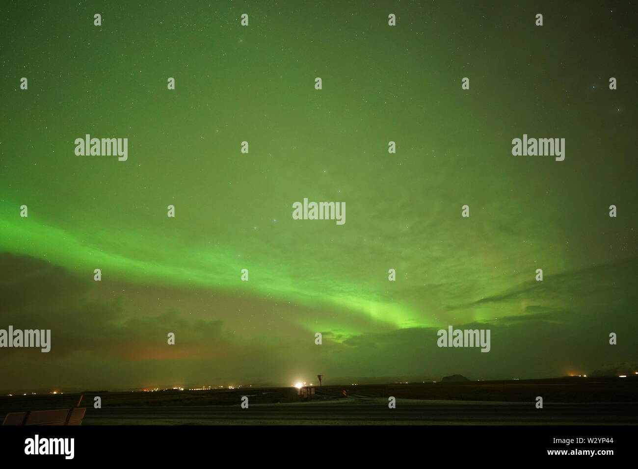 Starke Polarlichter in Island auf der Straße Stockfoto