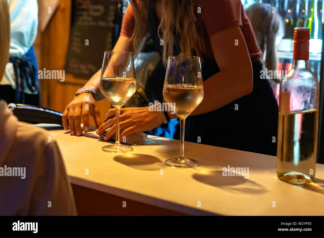 Festival Sommer Event mit Licht und zwei Gläser Weißwein Wein Festival Wein Stockfoto