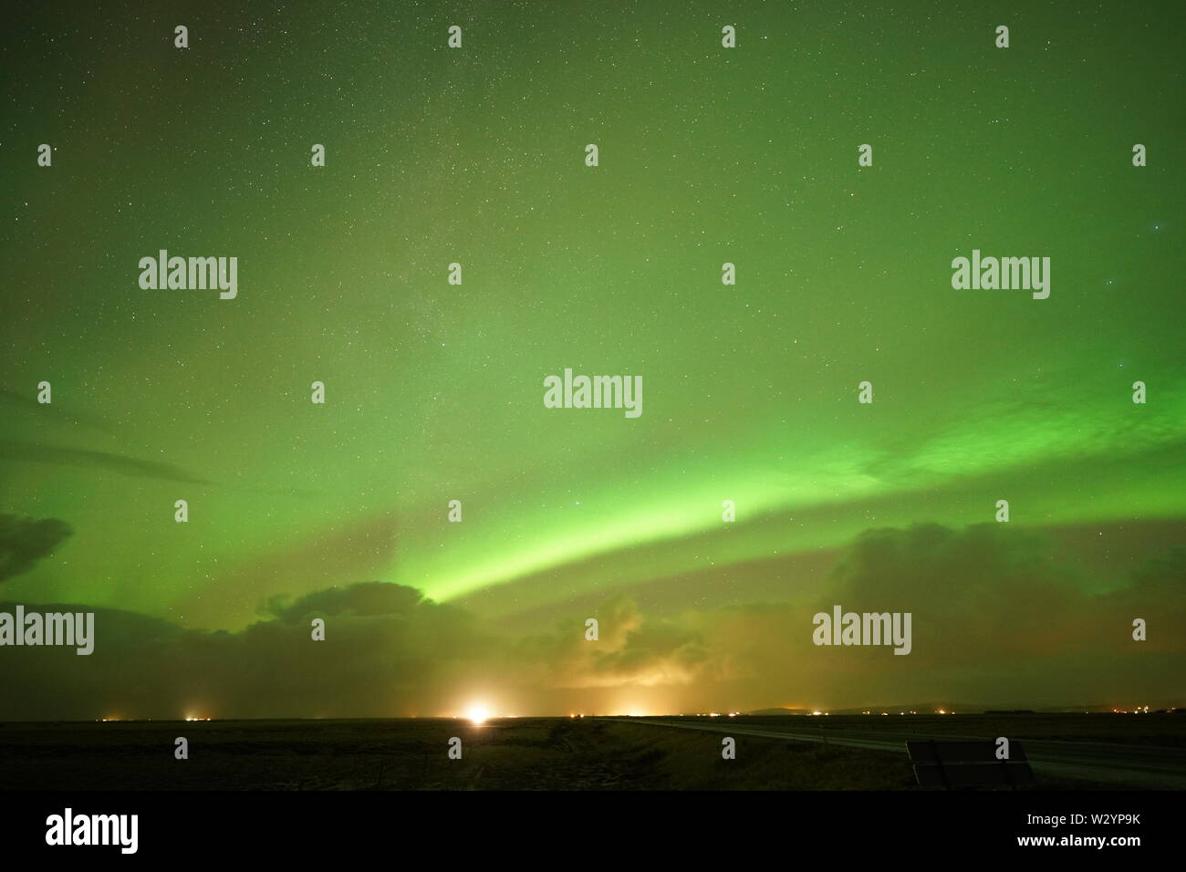 Starke Polarlichter in Island auf der Straße Stockfoto