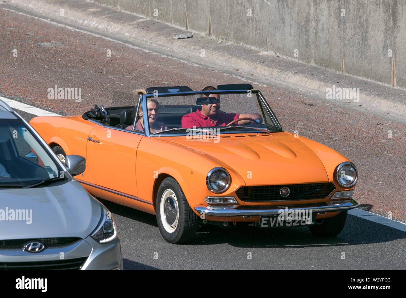 1973 orange Fiat Vintage classic restaurierte Fahrzeuge Autos auf der Autobahn M6 an der Leighton Hall Car Show in Carnforth, Lancaster, Großbritannien reisen Stockfoto