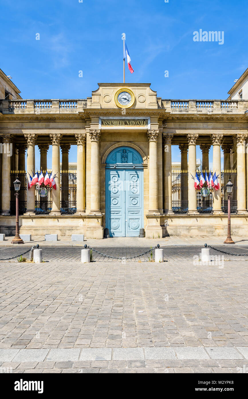 Vorderansicht des südlichen Eingang des Palais Bourbon, Sitz der Französischen Nationalversammlung in Paris, Frankreich, mit französischen Fahnen geschmückt. Stockfoto
