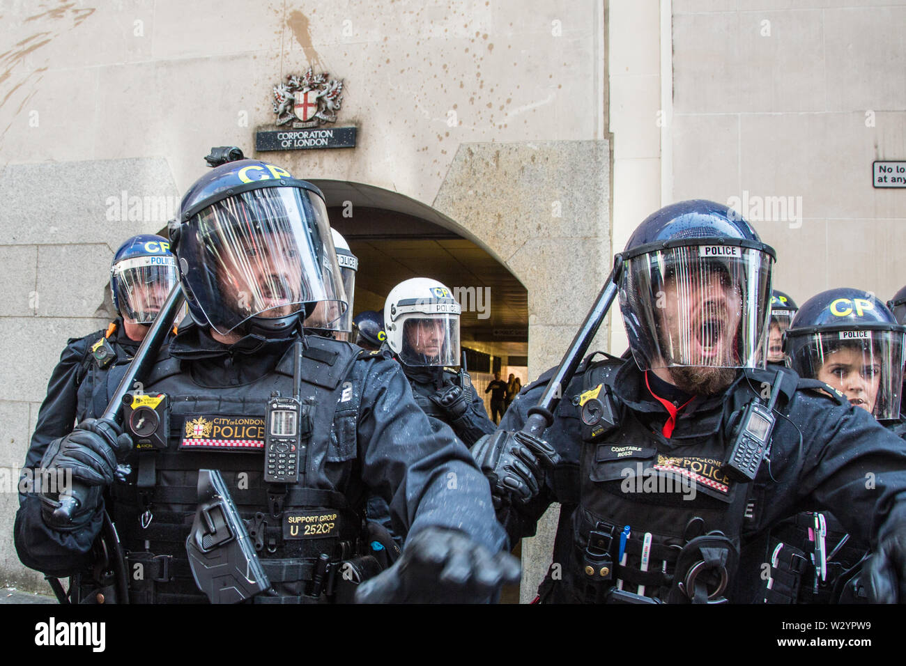 London UK 11 Juli 2019 verärgert Szenen zwischen der Polizei und Anhängern außerhalb des Old Bailey nach der Verurteilung von Tommy Robinson zu neun Monaten Haft wegen Missachtung des Gerichts. Stockfoto