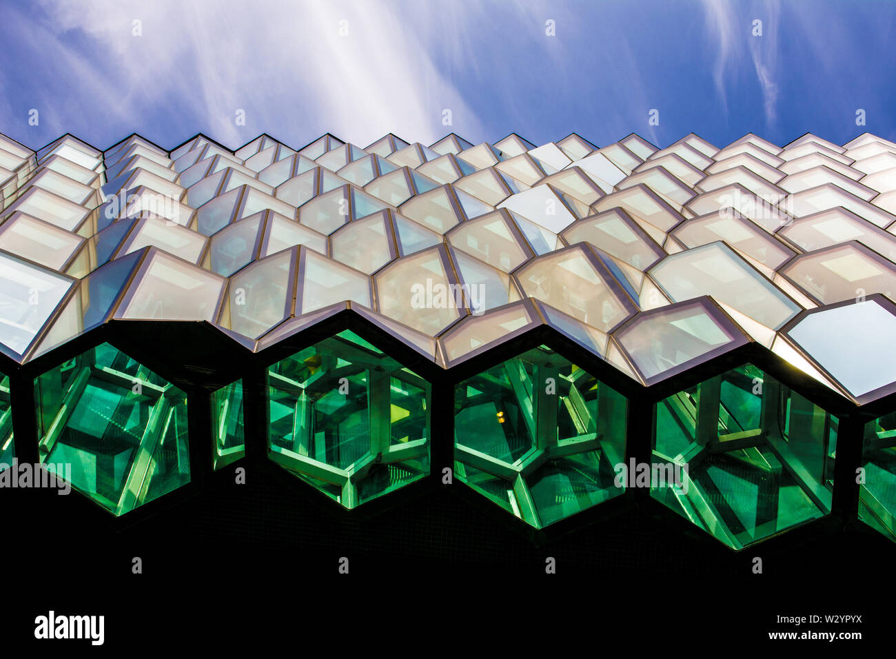 Reykjavik, Island, Juli 2019: Architektur close-up und Detail der Fenster aus Glas, Design der Harpa Konzert- und Konferenzzentrum Stockfoto