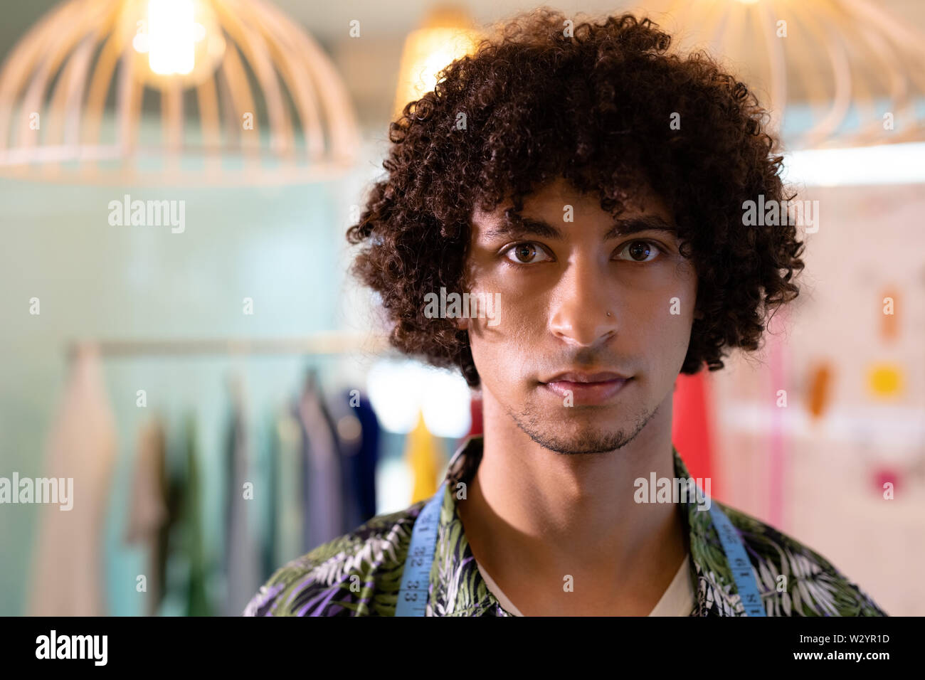 Männliche Mode Designer in Design Studio Stockfoto