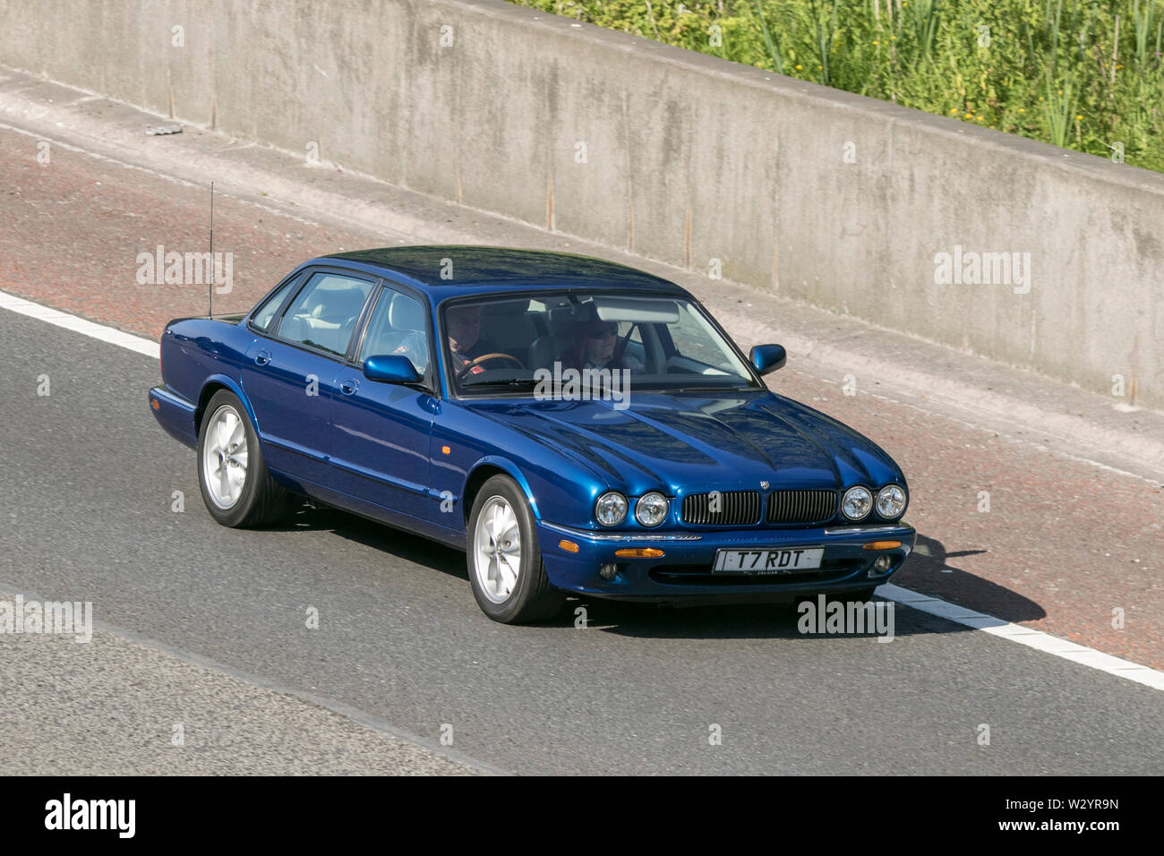 1999 Jaguar XJ Sport V8 Auto; Vintage classic restaurierte Fahrzeuge Fahrzeuge fahren auf Autobahn M6 an der Leighton Hall Car Show in Carnforth, Lancaster, Stockfoto