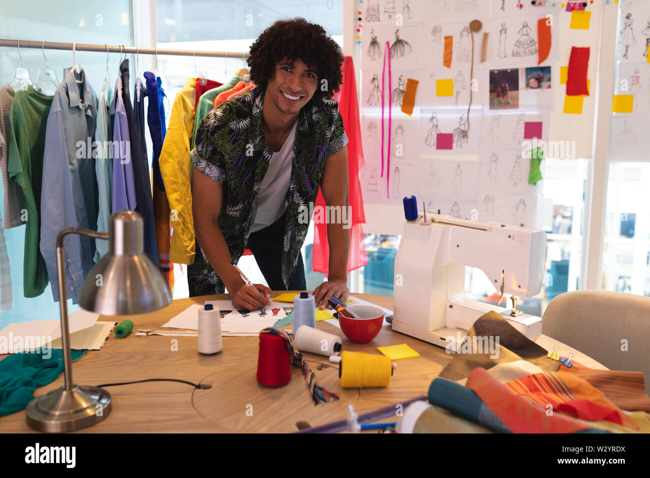 Männliche Fashion Designer Zeichnung einer Skizze am Schreibtisch in Design Studio Stockfoto