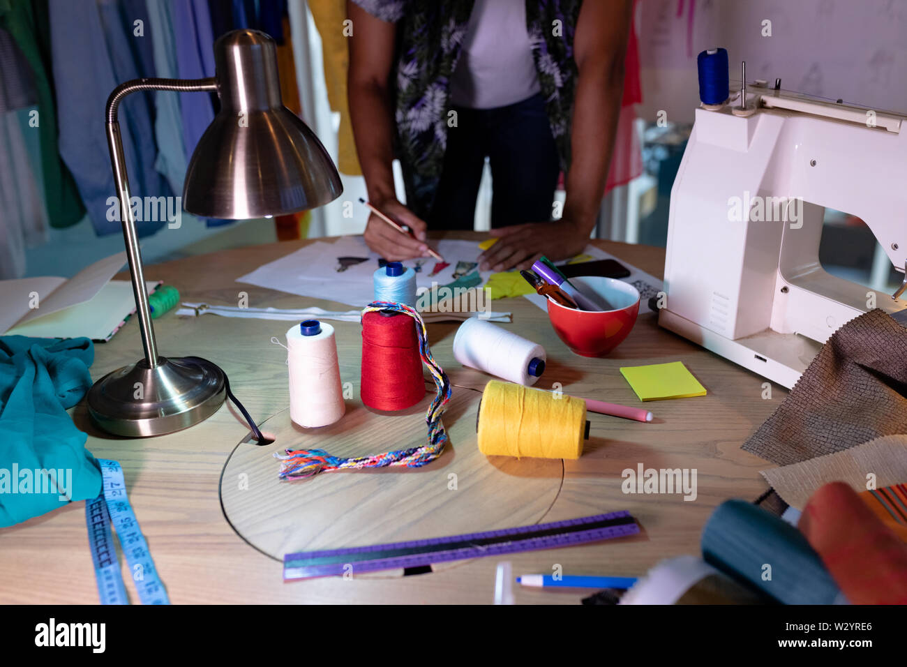 Männliche Fashion Designer Zeichnung einer Skizze am Schreibtisch in Design Studio Stockfoto