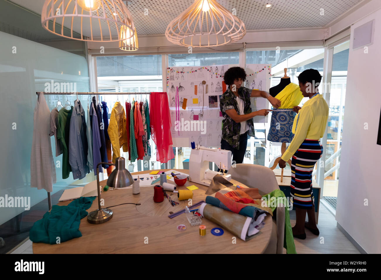Männliche und weibliche Mode Designer mit Maßband auf ein Mannequin Stockfoto