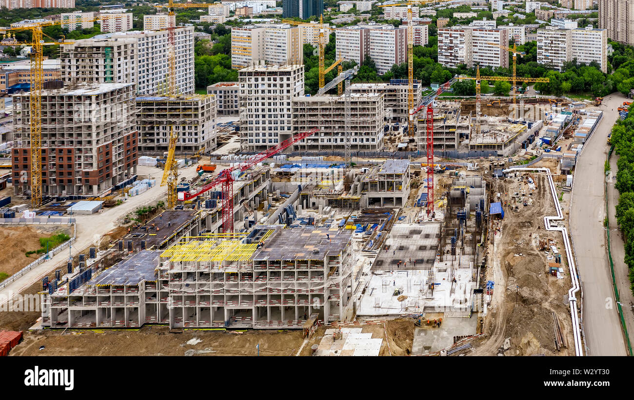 Krane arbeiten Tag und Nacht auf den Bau der Wohnsiedlung im ehemaligen Industriegebiet Stockfoto