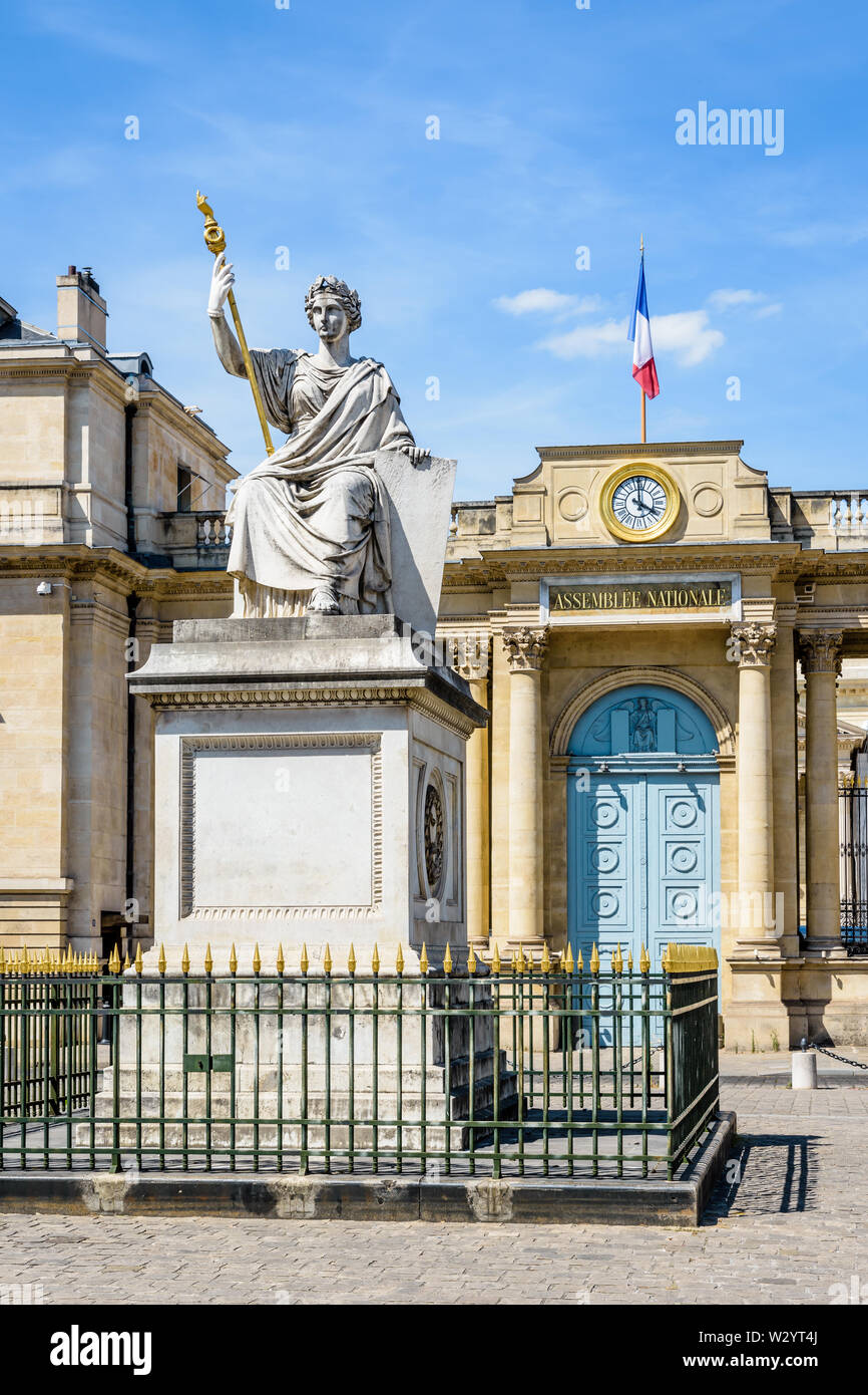 Nahaufnahme der Statue namens das Gesetz mit dem südlichen Eingang des Palais Bourbon, Sitz der Französischen Nationalversammlung in Paris, Frankreich. Stockfoto