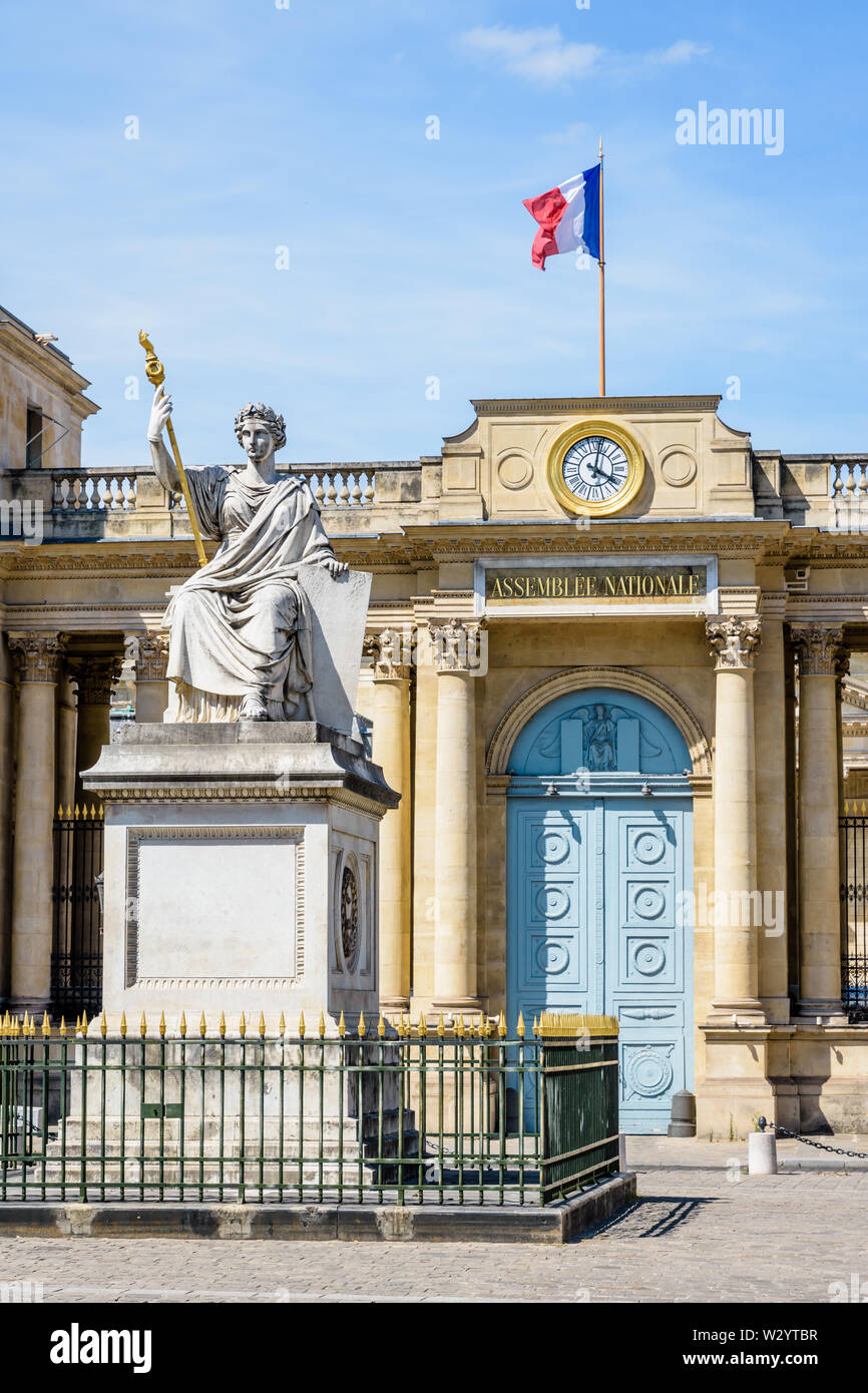 Nahaufnahme der Statue namens das Gesetz mit dem südlichen Eingang des Palais Bourbon, Sitz der Französischen Nationalversammlung in Paris, Frankreich. Stockfoto