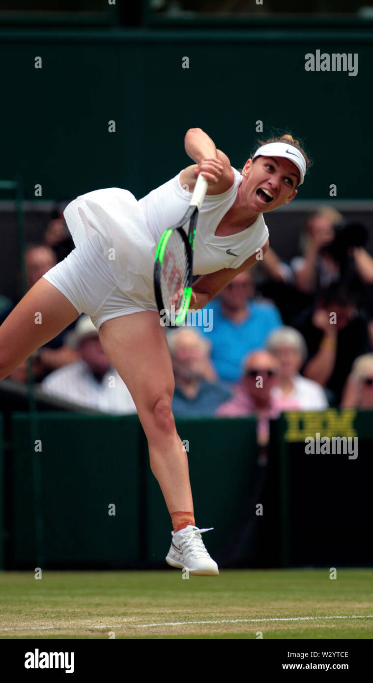 Wimbledon, UK. 11. Juli, 2019. Simona Halep bei ihrem Sieg über Elina Svitolina in der Frauen Halbfinale in Wimbledon heute. Quelle: Adam Stoltman/Alamy leben Nachrichten Stockfoto