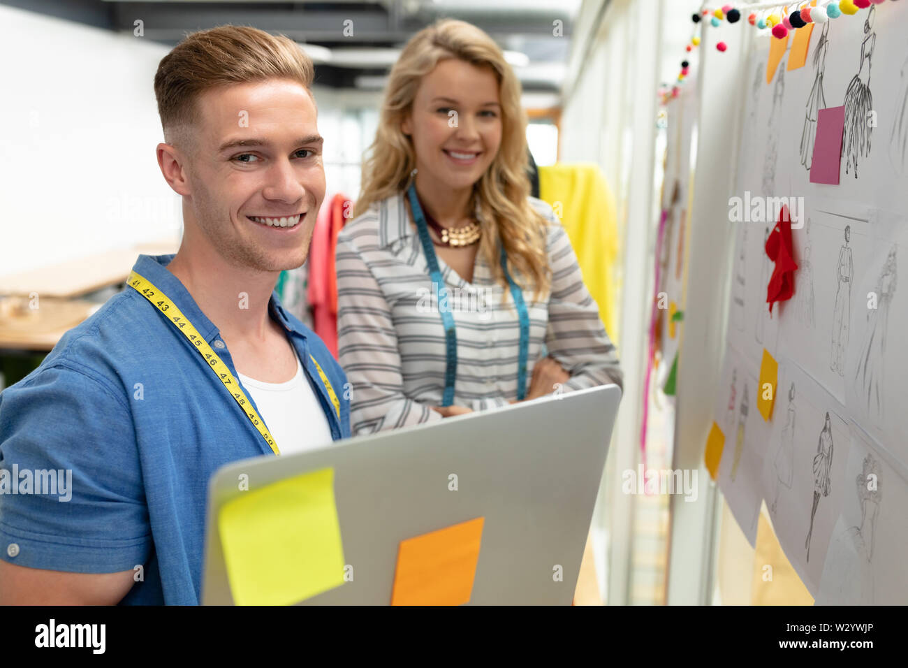 Männliche und Modedesigner lächelnd in Design Studio Stockfoto
