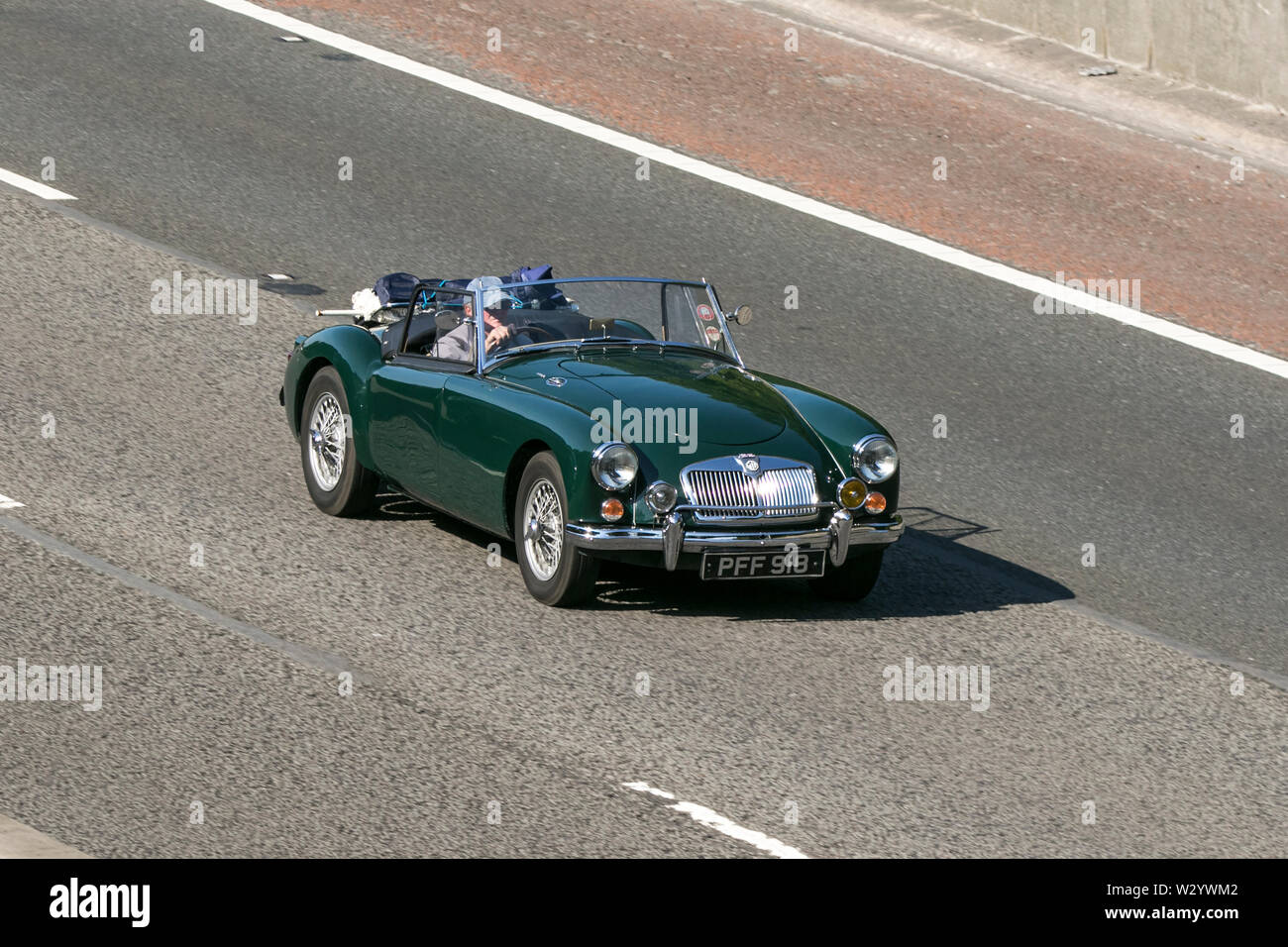 Grün 1960 MG Roadster; Vintage classic restaurierte Fahrzeuge Autos auf der Autobahn M6 an der Leighton Hall Car Show in Carnforth, Lancaster, Großbritannien reisen Stockfoto