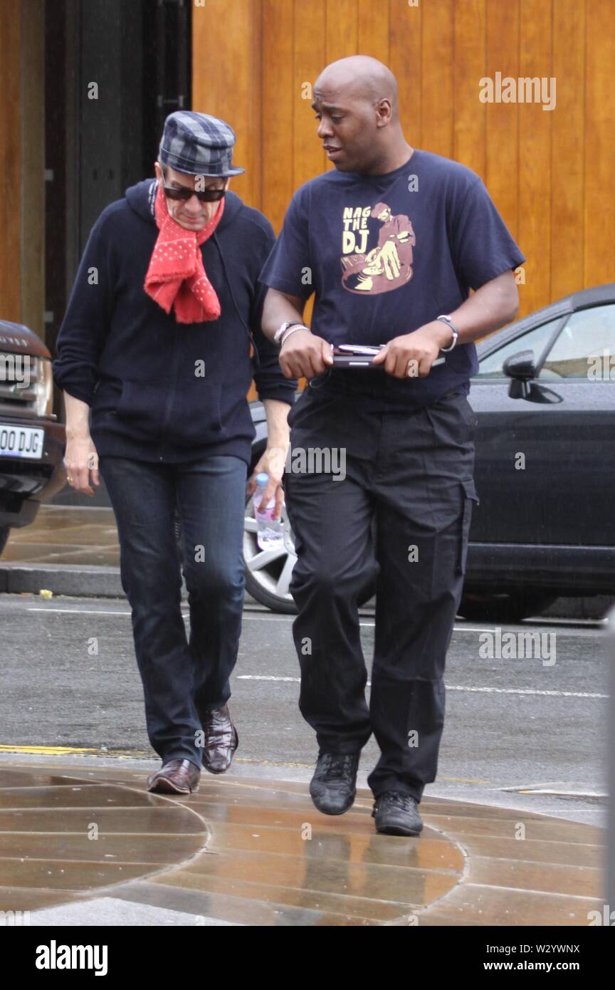 ELVIS COSTELLO IN LIVERPOOL PHILHARMONIC HALLcredit Ian Fairbrother/Alamy Stockfotos Stockfoto