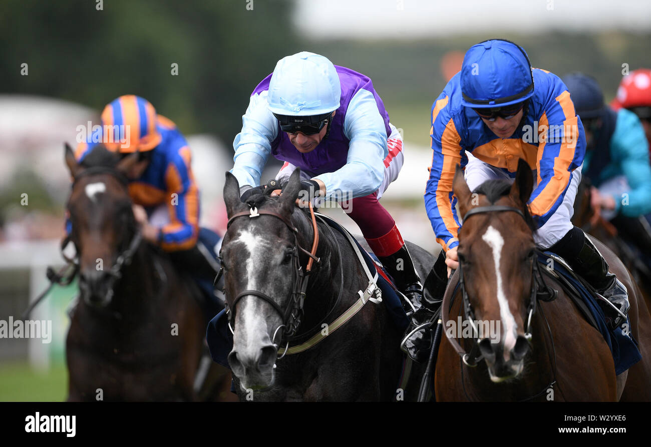 Visinari geritten von Jockey Frankie Dettori (hellblau) coming home Der Tattersalls Juli Einsätze während des Tages eine der Moet und Chandon Juli Festival 2019 in Newmarket Racecourse zu gewinnen. Stockfoto