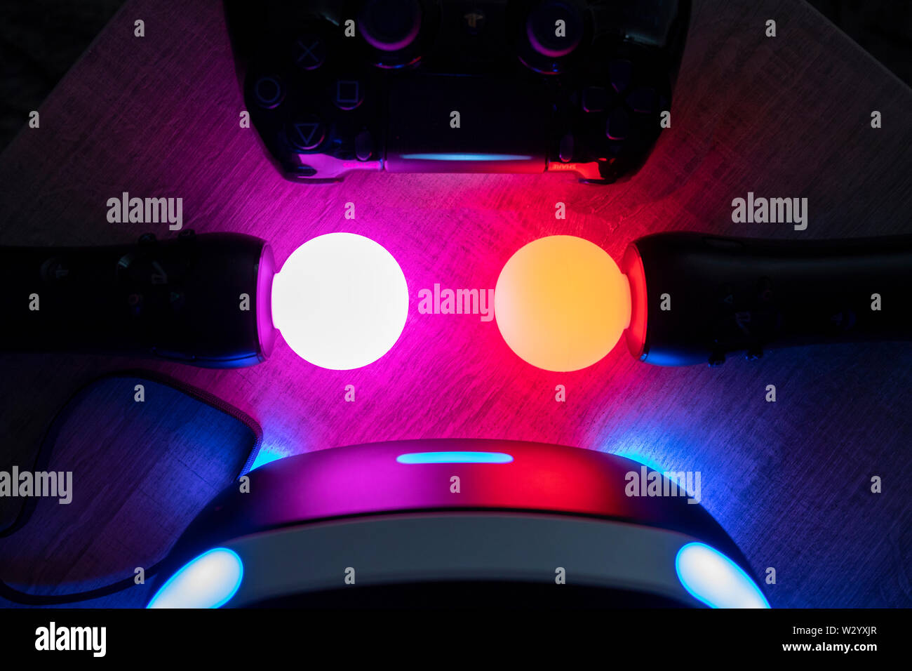 Brecht, Belgien - 12. Juni 2019: Eine dunkle Nahaufnahme eines auf playstation VR-Headset zusammen bewegen sich mit zwei Controllern und einem Playstation 4 Controller Stockfoto