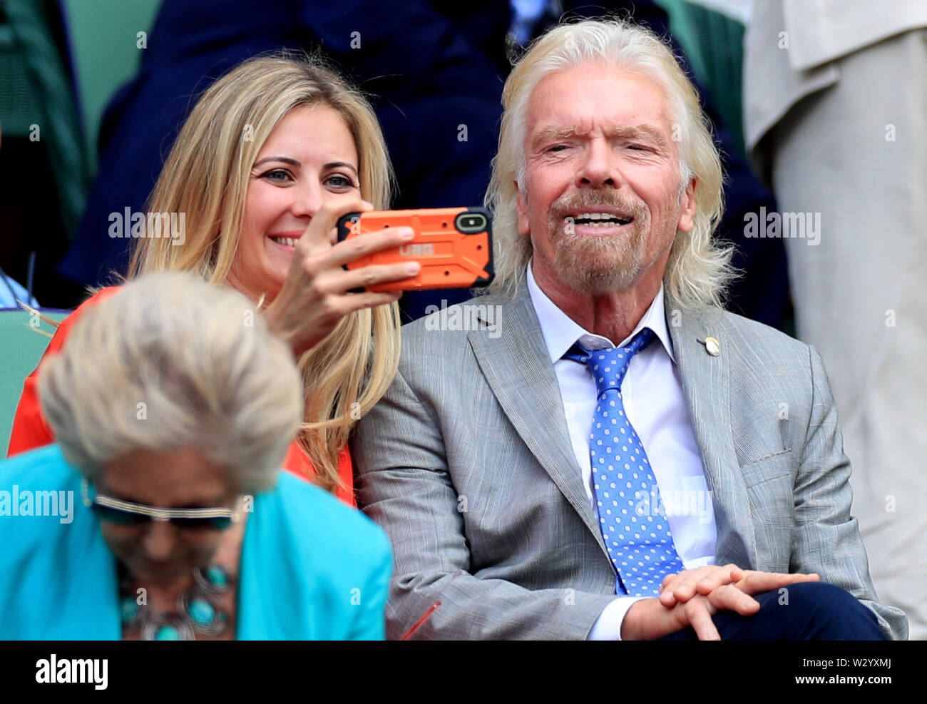 Sir Richard Branson und seine Tochter Holly am Tag zehn der Wimbledon Championships in der All England Lawn Tennis und Croquet Club, Wimbledon. Stockfoto