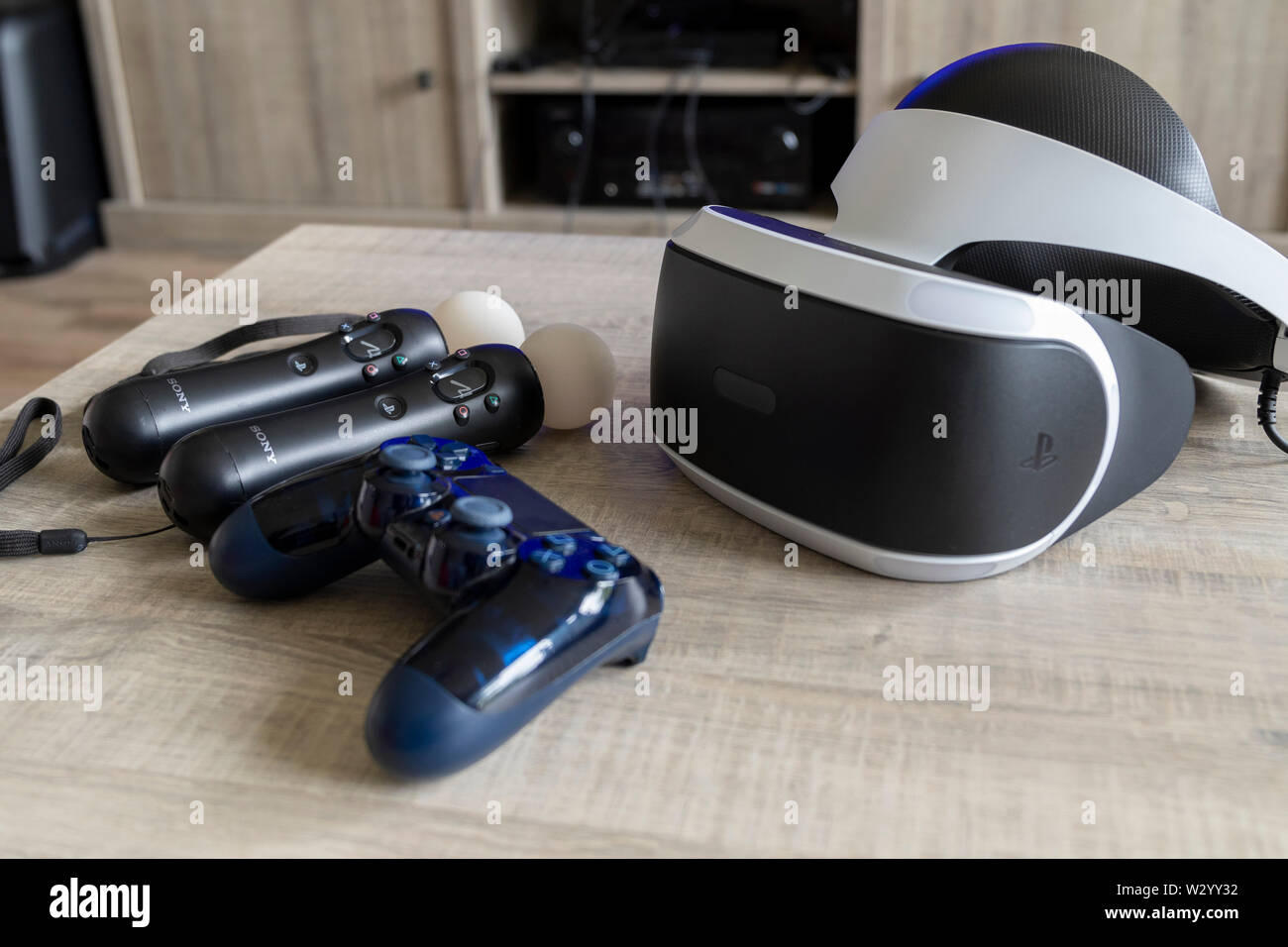 Brecht, Belgien - 12. Juni 2019; eine Playstation 4 VR-Headset zusammen mit einer Playstation 4-Controller und zwei Move Controller auf einem Tisch, bereit zum Star Stockfoto