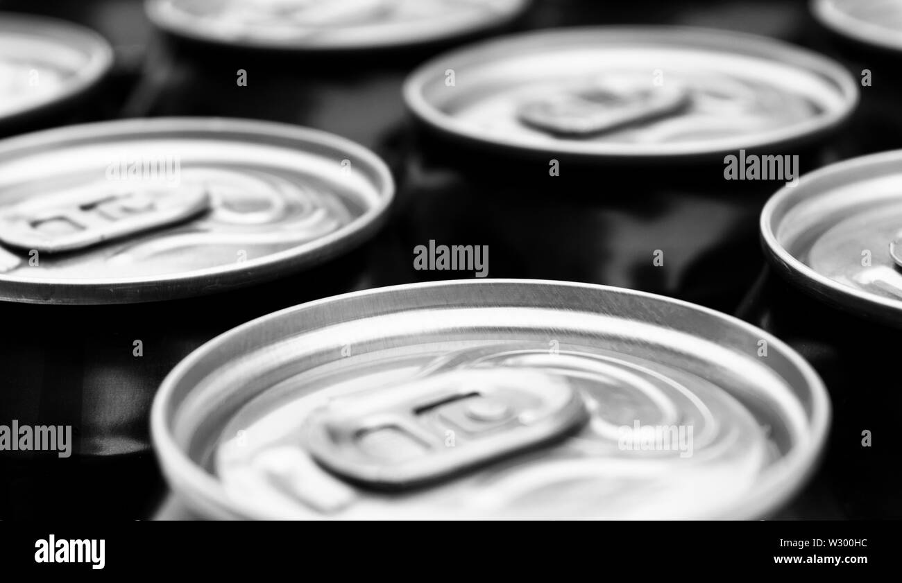 Nahaufnahme Foto von Aluminiumdosen in einem Raw. Aluminium kann Hintergrund. Können Muster. Getränkedosen aus Aluminium. Trinken kann. Metallbehälter für die Verpackung dri Stockfoto