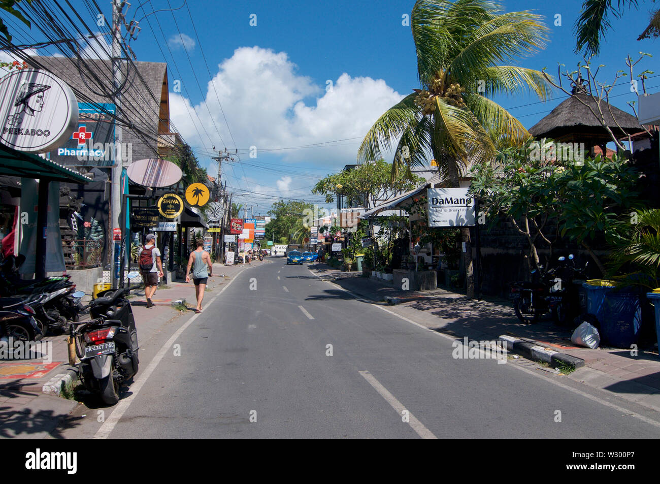 Canggu, Bali, Indonesien - 12. Juni 2019: Street View von Pantai Batu Bolong Straße, bekannt für seine vielen Restaurants und befindet sich in Canggu, Bali, Indon Stockfoto