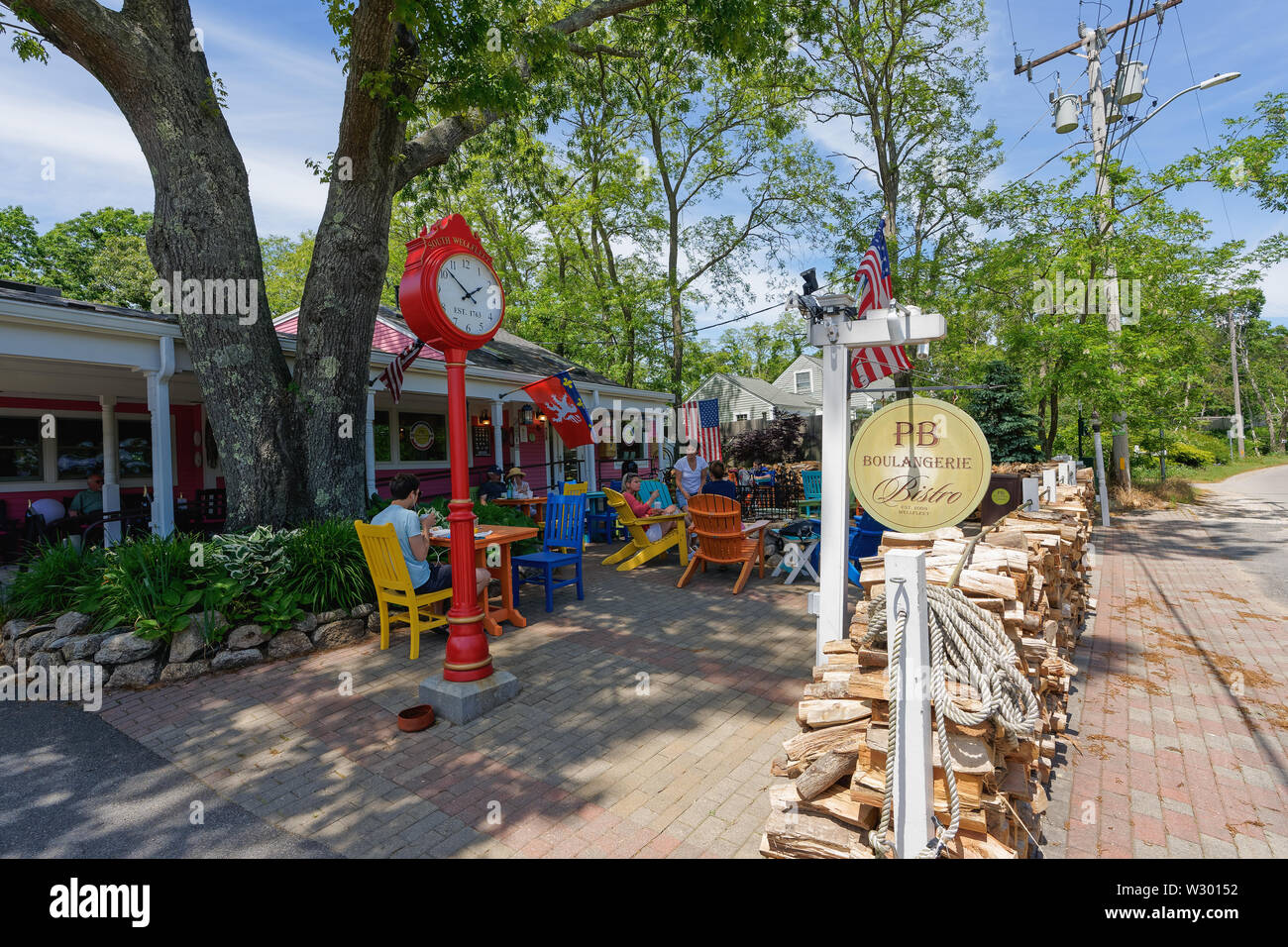 Wellfleet, MA - Juni 12, 2019: PB Boulangerie Bistro Restaurant in Wellfleet serviert köstliche Gebäck sowie klassische französische Küche. Sitzplätze sind Ava Stockfoto