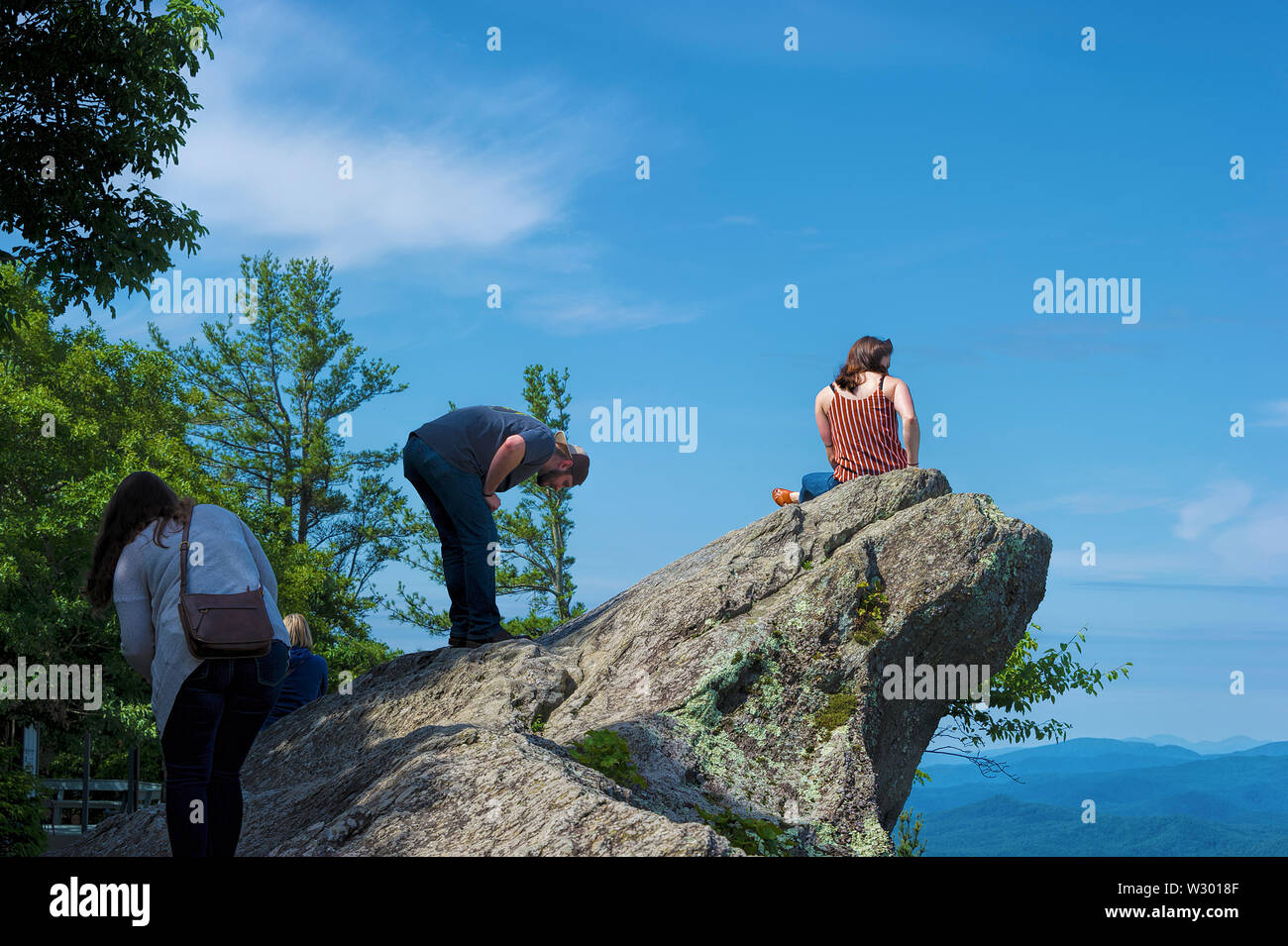 Blowing Rock, North Carolina, USA - Juni 12, 2019: Tourist auf Blowing Rock eine natürliche Touristenattraktion, auch für die nur bekannt ist, dass sie in der Stockfoto