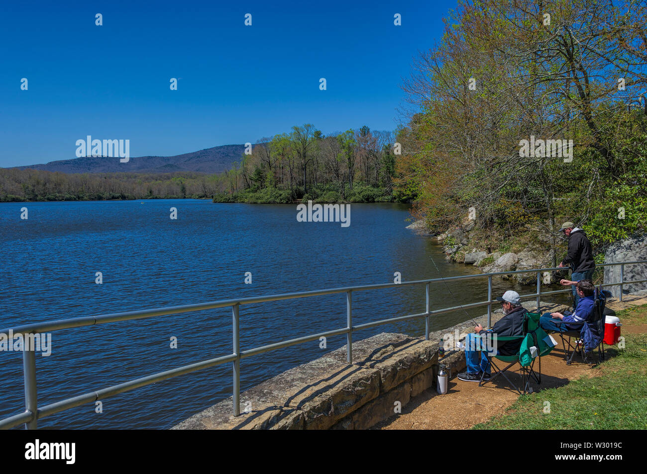 Blowing Rock, North Carolina, USA - 27. April 2019: Angeln an den Ufern des Sees bei Julian Preis Memorial Park entlang der Blue Ridge Parkway. Stockfoto