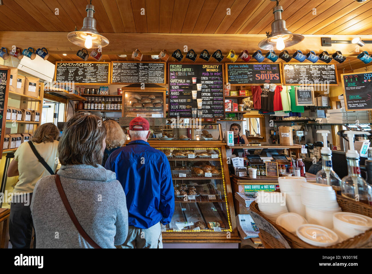 Woods Hole, MA - 14. Juni 2019: Kunden sind für das leckere Gebäck, Sandwiches, gesäumt und Kaffeespezialitäten an Torte im Himmel Bäckerei. Stockfoto