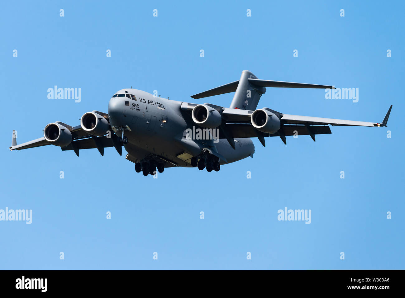 Eine Boeing C-17 Globemaster III militärische Transportflugzeuge der Luftwaffe der Vereinigten Staaten. Stockfoto