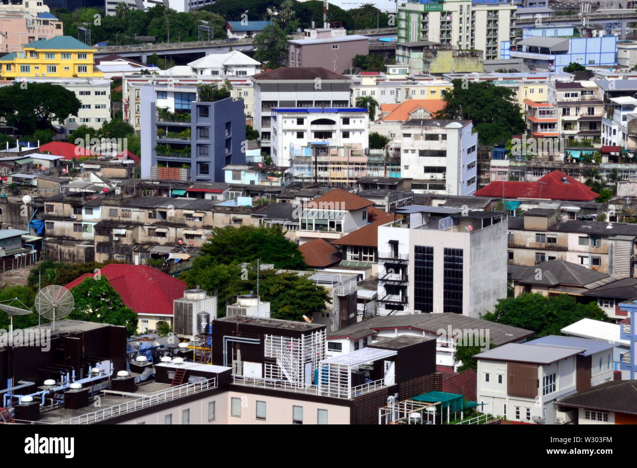 Eine hohe Blick auf die Gebäude im Stadtteil Sathorn in Bangkok, Thailand. Stockfoto