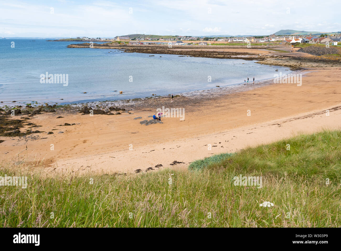 Ruby Bay (Elie Woodhaven), mit Elie in der Ferne, Elie, Fife, Schottland, Großbritannien Stockfoto