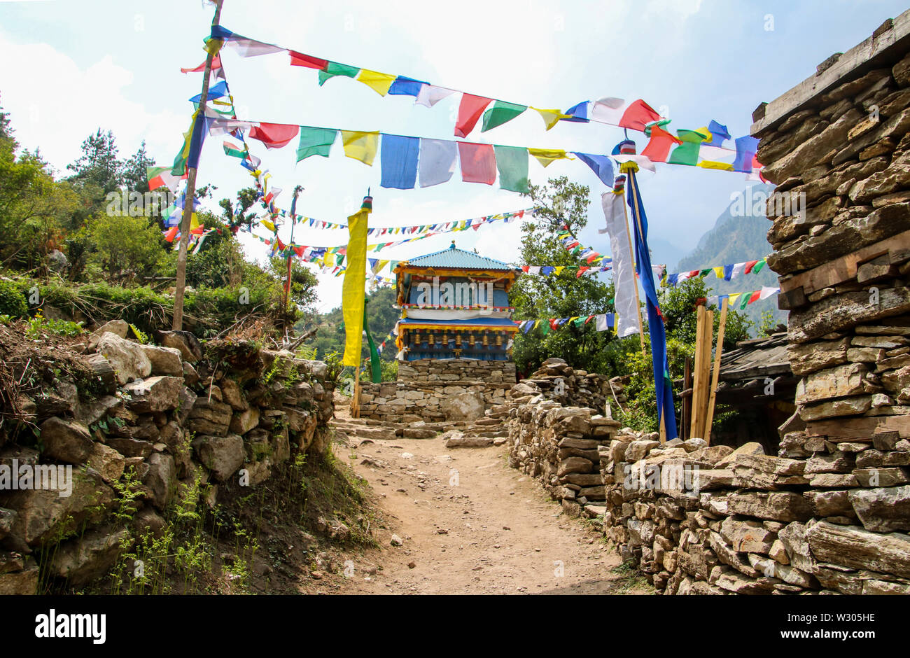 Wunderschöne Chorten auf dem Weg zur Lhogaon mit Gebete Flaggen in den Manaslu trek, Nepal. Stockfoto