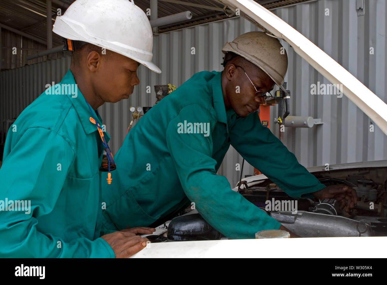 Bergbau, Verwaltung und Transport von Titanmineralsanden. Schulung von Instruktoren und Gutachtern sowie Trainee, die in allen Aspekten der Fahrzeugwartung arbeiten. Stockfoto