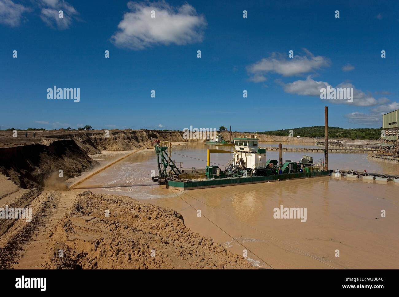 Verwaltung und Transport von mineralischen Sanden aus Titan am Standort der Mine. Bergbau durch Ausbaggerung in Süßwasserteichen. Die Keile pumpen Sand in die Nasskonzentratoranlage. Stockfoto