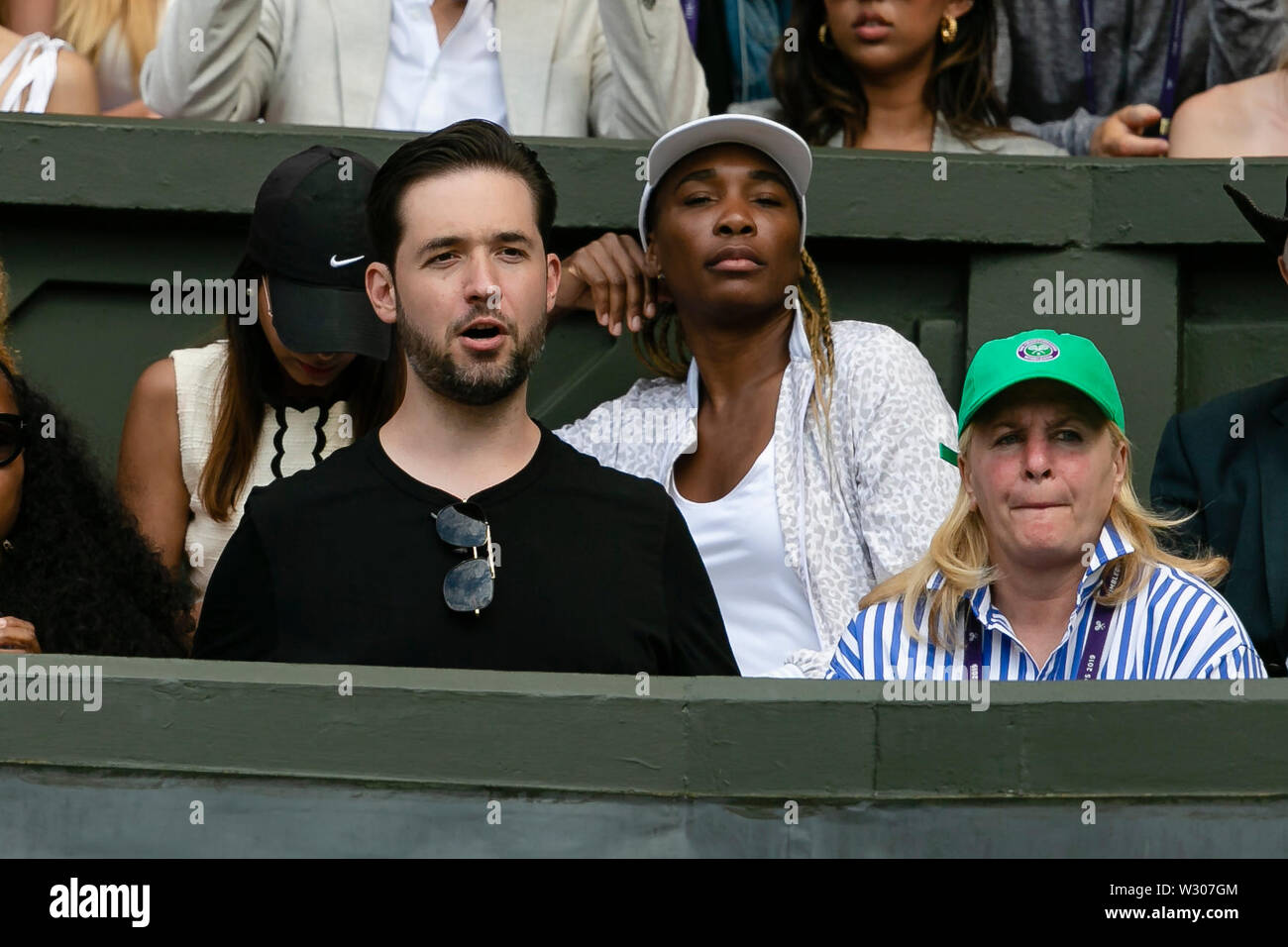 London, UK, 11. Juli 2019: Serena Williams Ehemann, Alexis ohanian, und Schwester Venus sitzend in der Spieler, während die Frauen im Halbfinale an Tag 10 im Wimbledon Tennis Championships 2019 auf der All England Lawn Tennis und Croquet Club in London. Credit: Frank Molter/Alamy leben Nachrichten Stockfoto