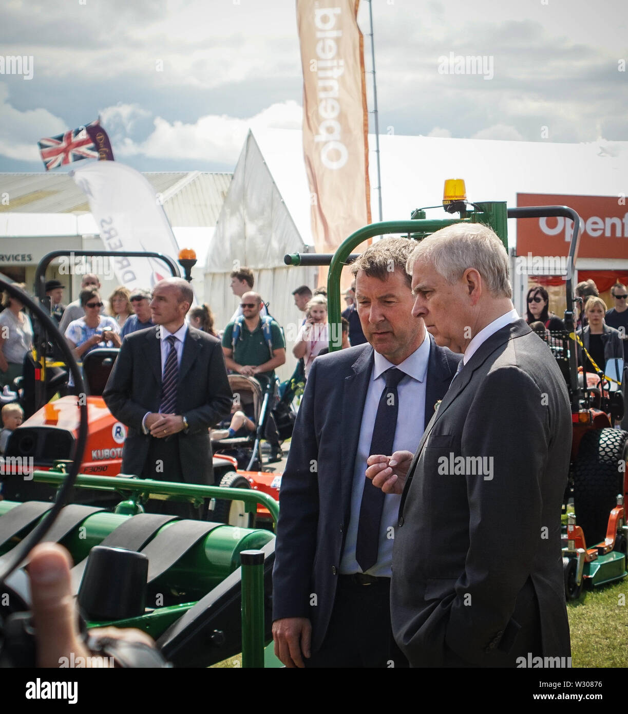 Prinz Andrew, der Herzog von York besucht das Ausstellungsgelände am letzten Tag der 161. Tolle Show. Tolle Yorkshire Yorkshire zeigen wird jährlich am 9. - 11. Juli feiert der Landwirtschaft und der landwirtschaftlichen Gemeinschaft. Stockfoto