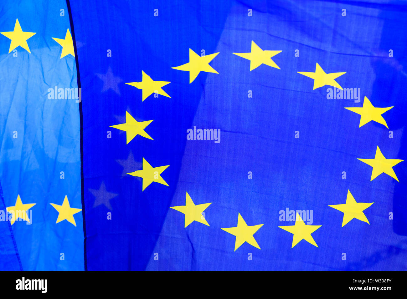 EU Europäische Union Flaggen mit dem Ring von gelben Sternen, in der Nähe Stockfoto