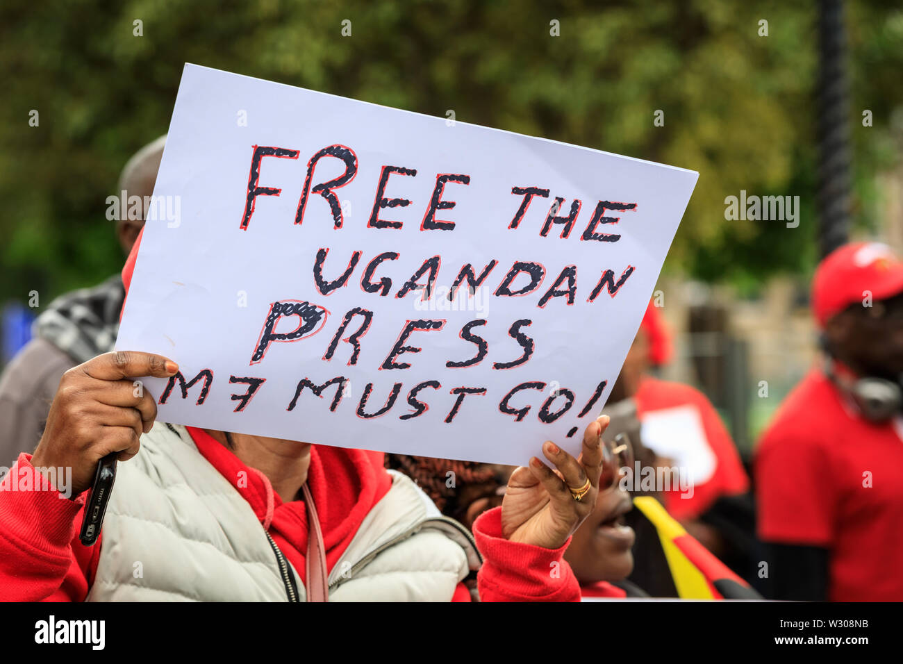 Eine ugandische Demonstrant mit 'freie Presse'-Schild an einer Demonstration gegen Ugandas Präsident Museveni in London, Großbritannien Stockfoto