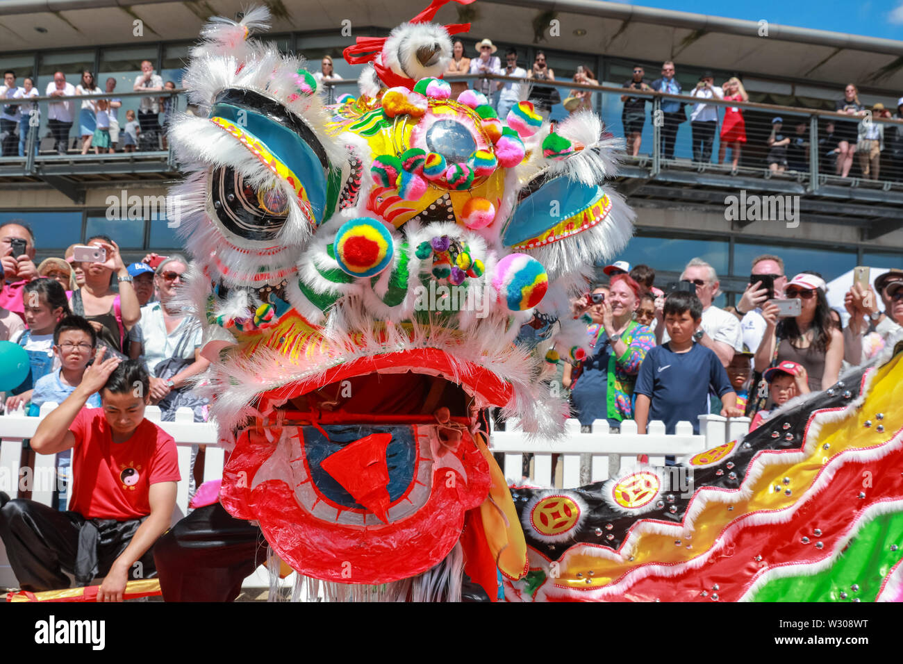 Traditionelle Chinesische Löwentanz in London Hong Kong Dragon Boat Festival im schönen Sonnenschein, Royal Docks in London, Großbritannien Stockfoto