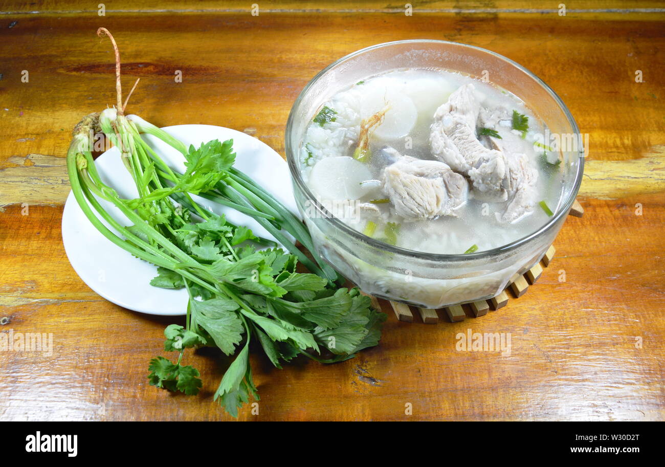 Reisbrei mit Schweinefleisch Rippe heiße Suppe an der Schale Stockfoto