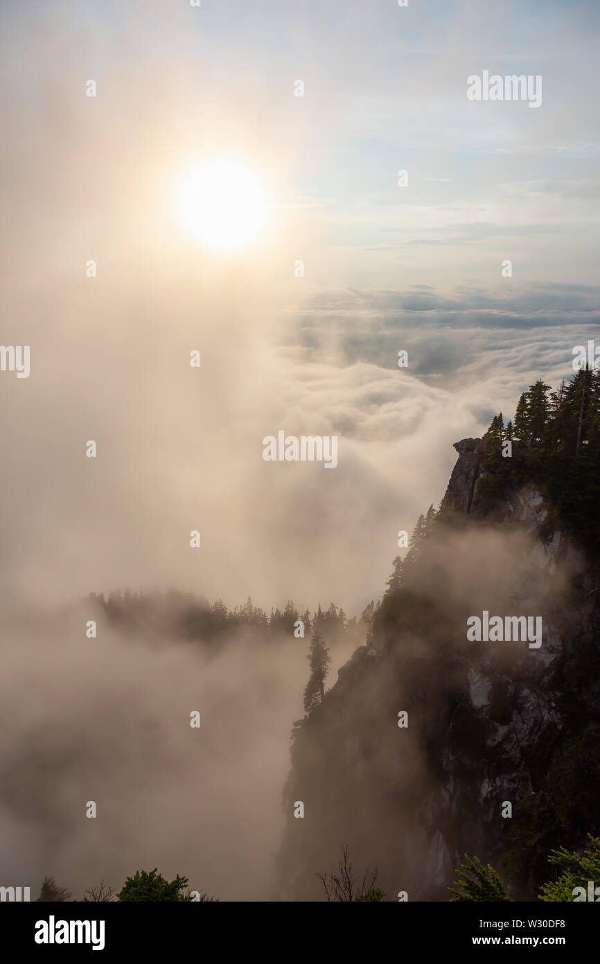 Wunderschöne Aussicht auf kanadische Berglandschaft bedeckt in Wolken während einer lebhaften Sommer Sonnenuntergang. Auf dem St Mark's Summit, West Vancouver, Brit genommen Stockfoto