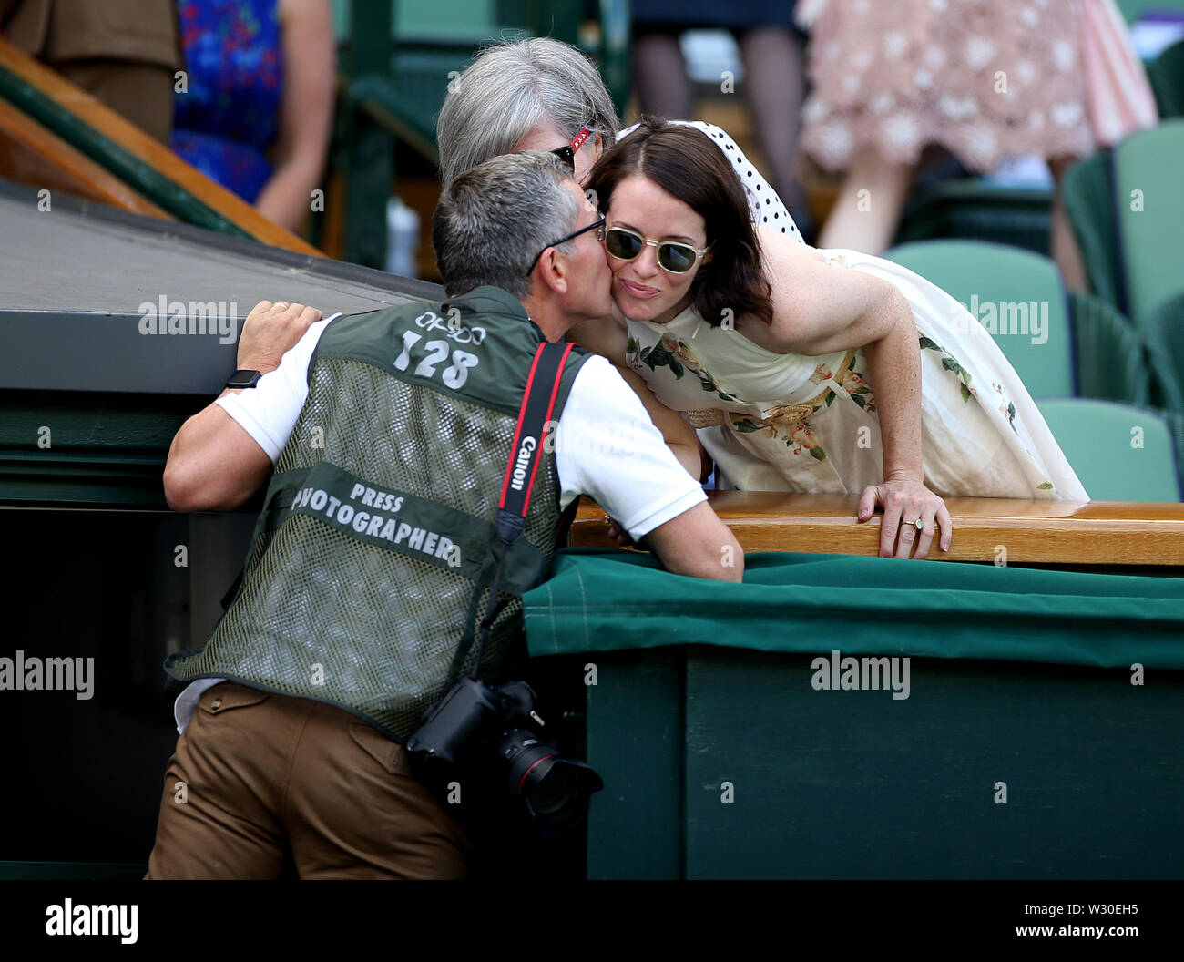 Drücken Sie Fotograf Eddie Keogh begrüßt seinen schönen Claire Foy an Tag 10 der Wimbledon Championships in der All England Lawn Tennis und Croquet Club, Wimbledon. Stockfoto